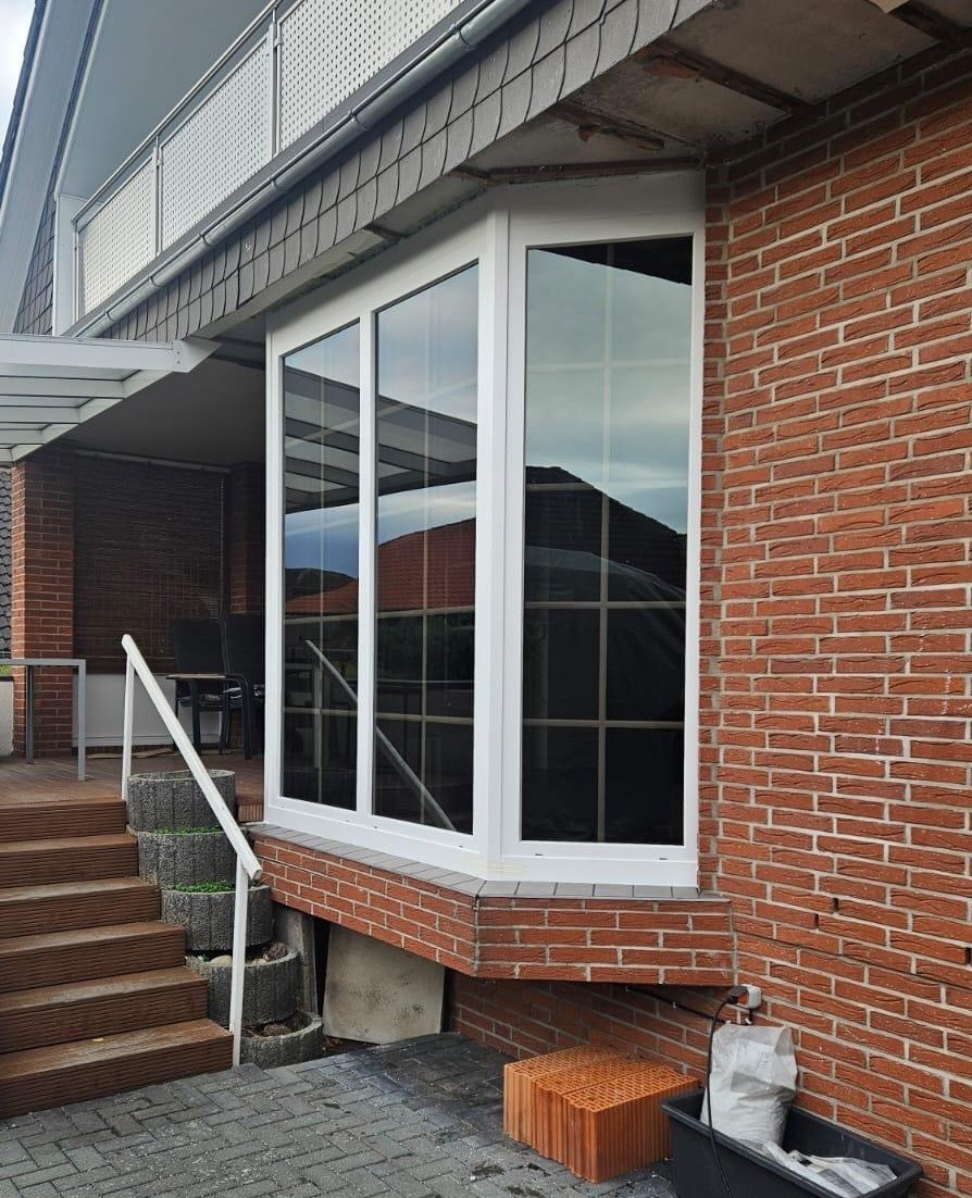 Großes weißes Fensterelement an Klinkerfassade