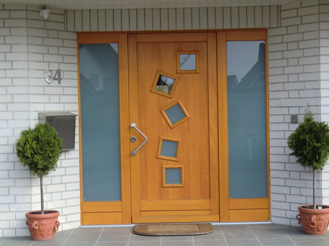 Holzhaustür mit zwei seitlichen Verglasungen
