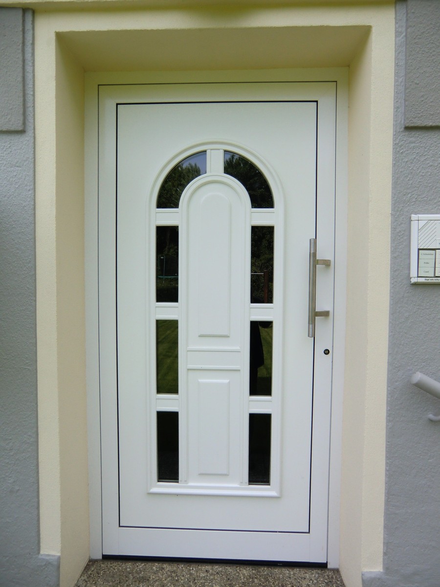 Weiße Haustür mit Glaseinsatz und Edelstahlgriff