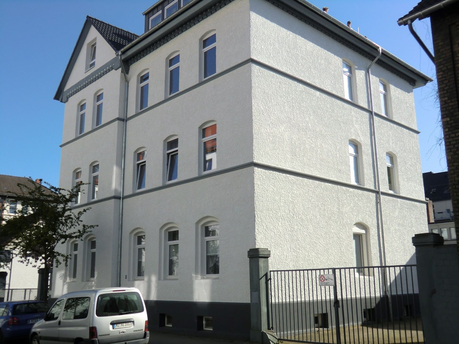 Mehrgeschossiges Wohngebäude mit erneuerten Fenstern