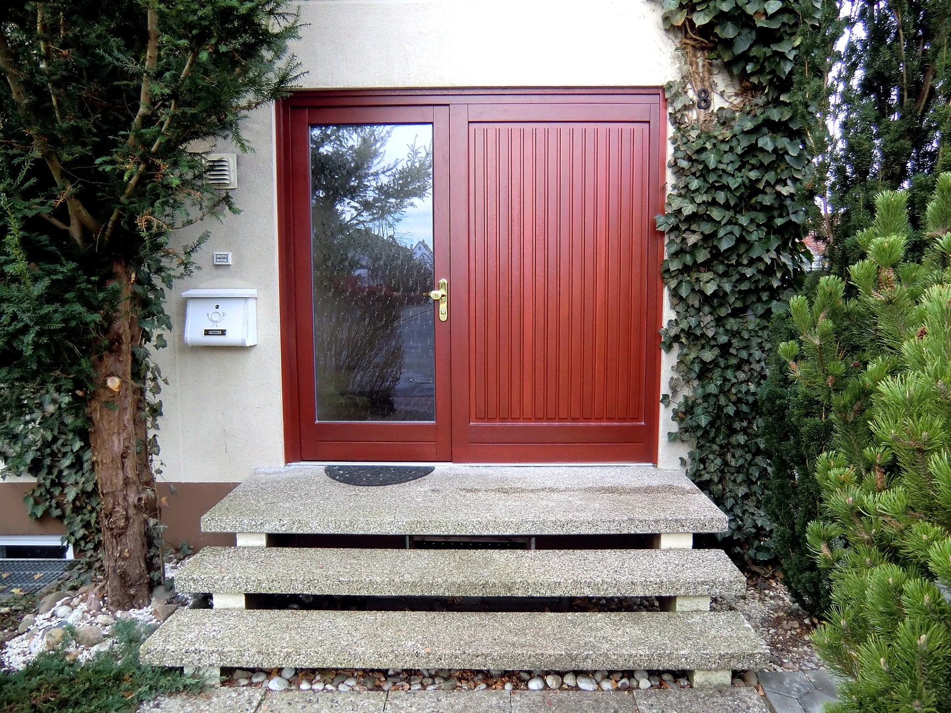 Holzhaustür mit Seitenteil