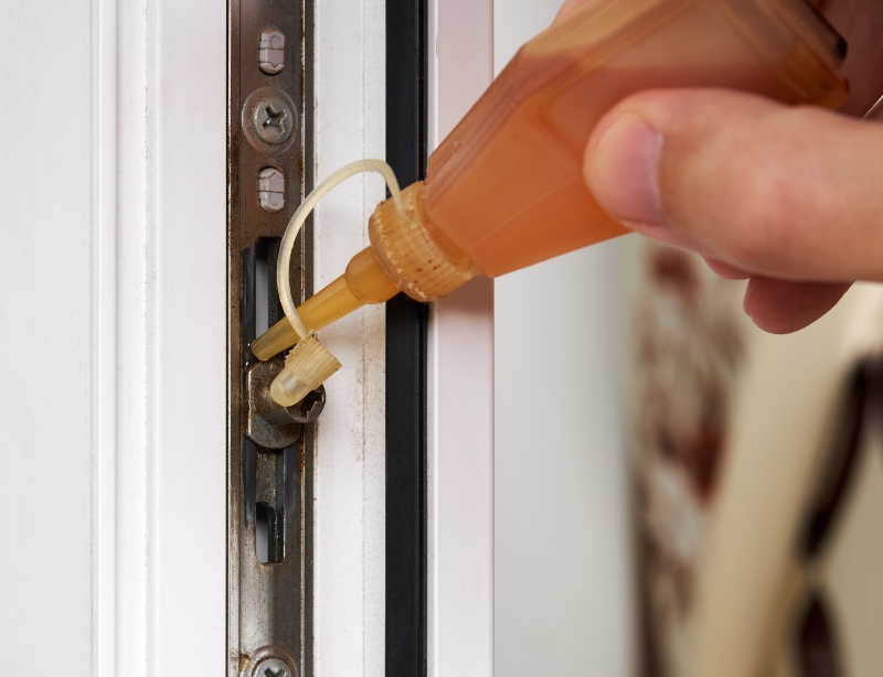 Bewegliche Fensterbeschläge werden mit Öl gewartet