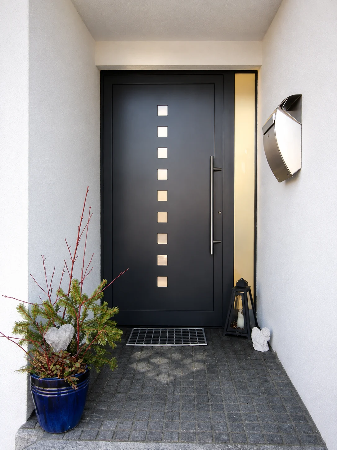 Moderne anthrazitfarbene Aluminium-Haustür