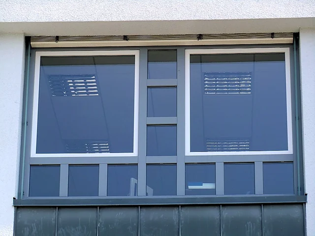 Zweifarbiges Fenster als Gestaltungsbeispiel
